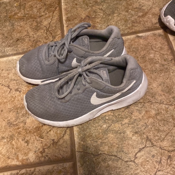 Girls Nike shoes - Picture 2 of 2